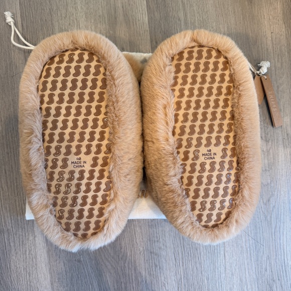 SKIMS Light Brown Teddy Slippers - Picture 3 of 7